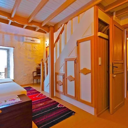 לינה וארוחת בוקר Lilyum - Tas Ev 3*