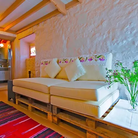 Lilyum - Tas Ev אלאקאטי