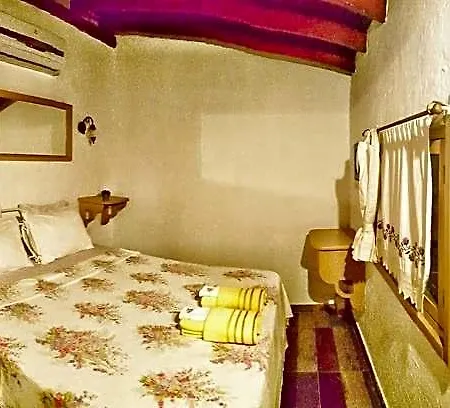 Bed & Breakfast Lilyum - Tas Ev Alacati