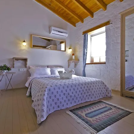 Lilyum - Tas Ev Bed & Breakfast Alaçatı