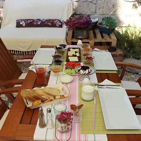 Lilyum - Tas Ev Bed & Breakfast Alaçatı