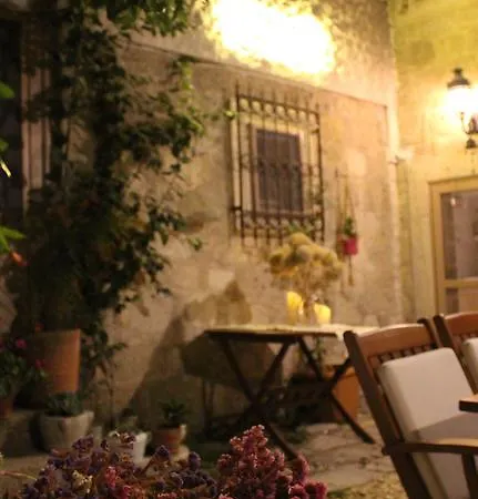 Lilyum - Tas Ev Bed & Breakfast Alaçatı