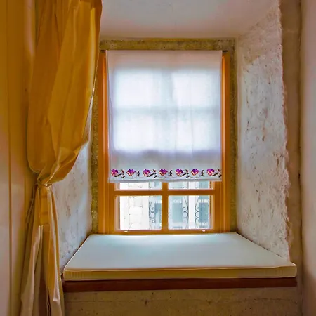 Lilyum - Tas Ev Bed & Breakfast Alaçatı