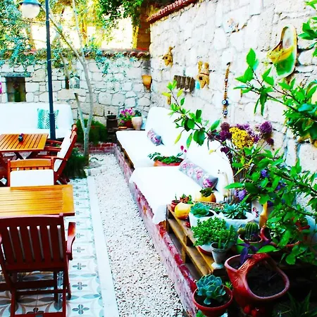Lilyum - Tas Ev Bed & Breakfast Alaçatı